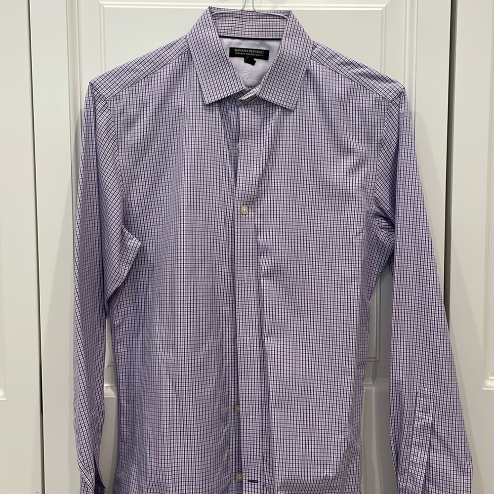 Banana republic non-iron tailored slim fit. Gently used. Medium.
